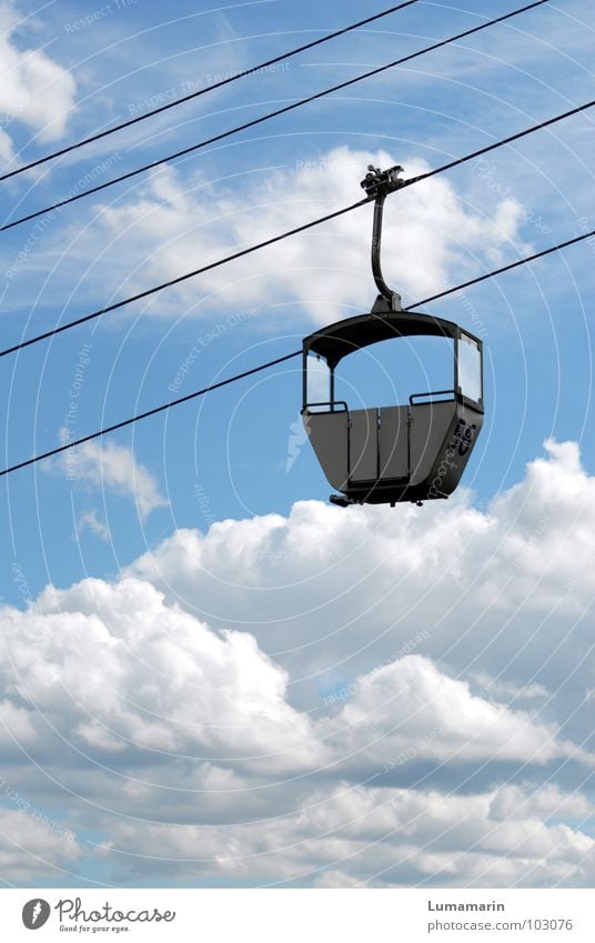 Linie 56: Himmelwärts Verkehr Verkehrsmittel Personenverkehr Gondellift Seilbahn Drahtseil Platz leer Wolken alternativ möglich Autobahnauffahrt Unendlichkeit