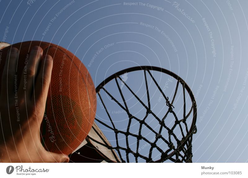 Bahn Frei! Hand Korb Basketballkorb rot kaputt lang berühren Treffer Spielen aufregend springen Ergebnis Ballsport Munky Dunking Himmel blau Netz Schatten