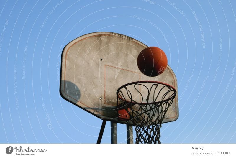 Another Hit (II) Basketballkorb rot springen sprunghaft dreckig berühren Treffer Spielen aufregend Ergebnis Wolken Ballsport Munky Himmel blau Klarheit