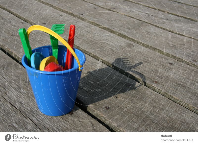 Strandbesteck Sandspielzeug Eimer Schaufel Harke Holzbrett Spielzeug Spielen blauer Eimer grüne Harke Kindereimer Strandspielzeug