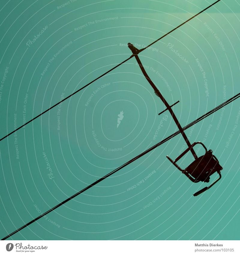 SESSELLIFT Sesselbahn Stahl grün alpin Seil blau Neigung Steigung leer Menschenleer Skilift-Sitz 1 einzeln aufwärts diagonal Stahlkabel himmelwärts