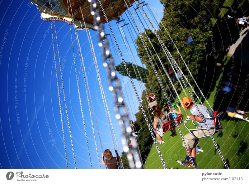 Fliegen 1 Jahrmarkt drehen Kind grün Wiese Baum Publikum Spielen Kettenkarusell Karusell Himmel fliegen Kitsch Freude D 80 Sitzgelegenheit blau Schatten