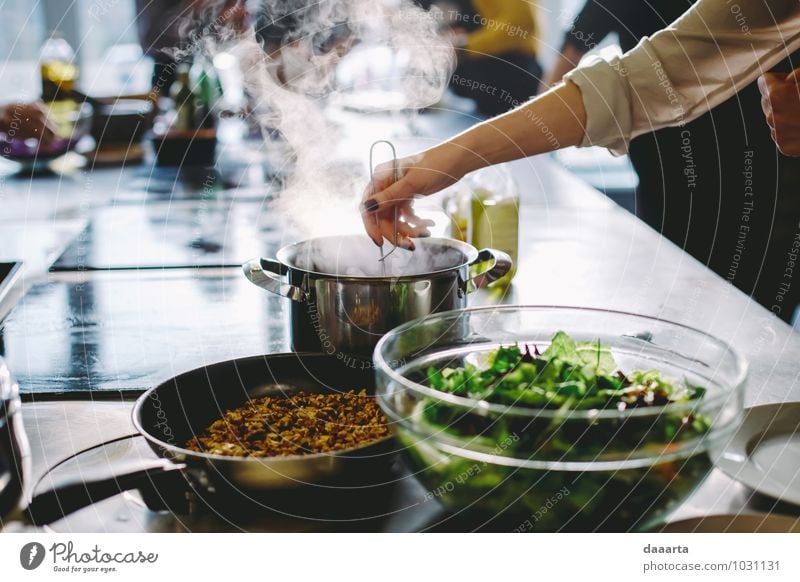 Kochen Lebensmittel Gemüse Salat Salatbeilage Kräuter & Gewürze Nuss Walnuss Ernährung Vegetarische Ernährung Slowfood Lifestyle elegant Stil harmonisch