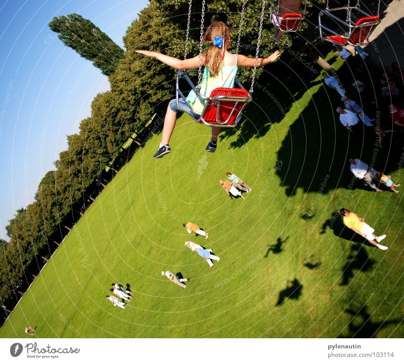 Fliegen 2 Jahrmarkt drehen Kind grün Wiese Baum Publikum Spielen Kettenkarusell Karusell Himmel fliegen Kitsch Freude D 80 Sitzgelegenheit blau Schatten