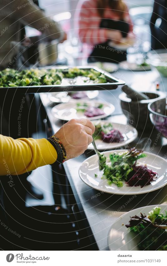 Herstellung von Platten Lebensmittel Gemüse Salat Salatbeilage Kräuter & Gewürze Rote Beete Blattsalat Brokkoli Essen Mittagessen Abendessen Geschirr Teller