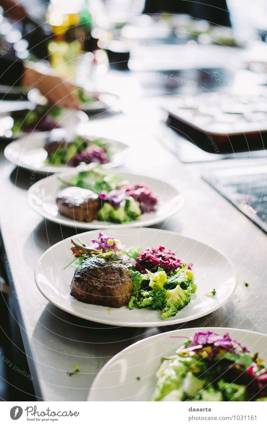 Einsatzzeit Lebensmittel Fleisch Gemüse Salat Salatbeilage Ernährung Essen Mittagessen Abendessen Festessen Geschirr Teller Lifestyle Reichtum elegant Stil