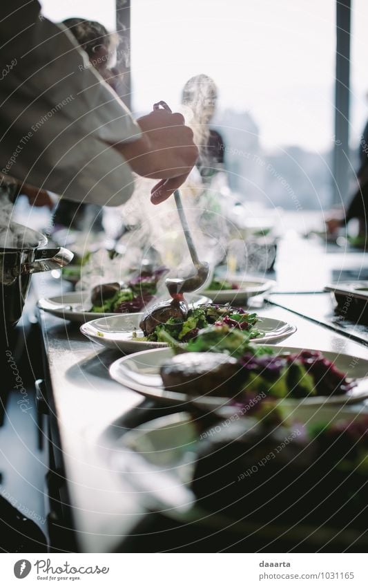 Hinzufügen von Souce Lebensmittel Fleisch Gemüse Salat Salatbeilage Ernährung Essen Teller Besteck Lifestyle Reichtum elegant Stil Freude harmonisch