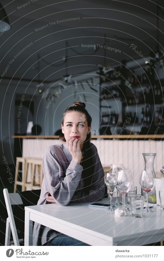 Ieva hängend Getränk Wein Flasche Glas Lifestyle elegant Stil Freude Leben harmonisch Sinnesorgane Erholung Freizeit & Hobby Abenteuer Freiheit Sightseeing