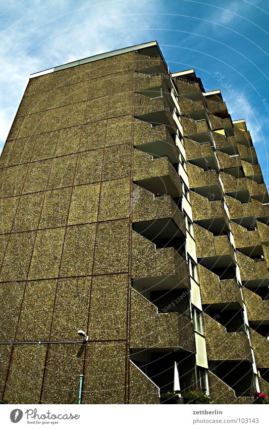 Breihaus Haus Stadthaus Mieter Vermieter Hochhaus Balkon Beton Froschperspektive Neubau Plattenbau Neubaugebiet Sozialer Brennpunkt Sommer mietspiegel