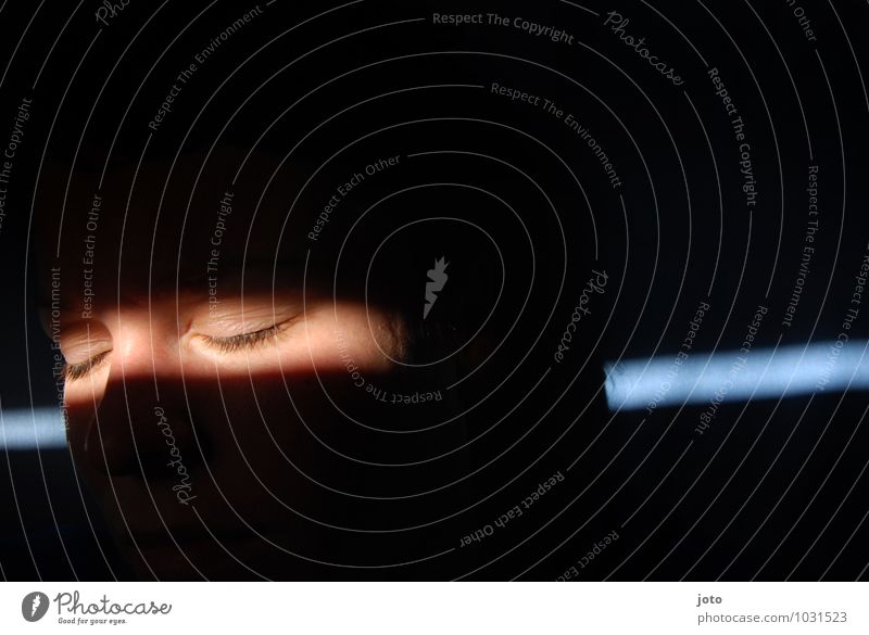 only one spot left II Sinnesorgane ruhig Bett Mensch Gesicht Traurigkeit dunkel kalt natürlich Schutz Geborgenheit Gelassenheit Hoffnung träumen Sorge Trauer