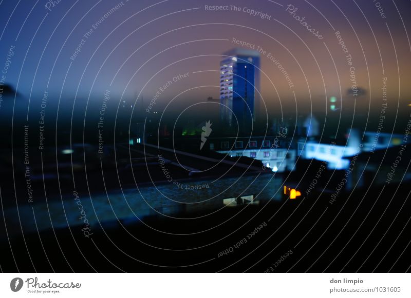 stadt im nebel Haus Nebel Hamburger Hafenstadt Hochhaus Gebäude leuchten Wachstum Häusliches Leben dunkel Ferne hoch neu oben Stadt viele blau Stimmung