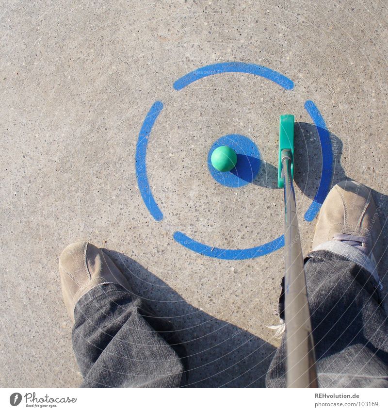 gut gezielt ist halb versenkt! Minigolf Golfball Spielen Sommer grau Freizeit & Hobby rund Sportveranstaltung Erfolg verlieren Verlierer schreiben Abschlag