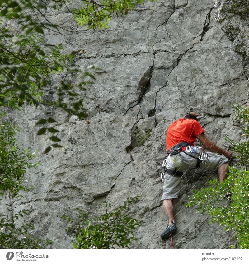 Nice Climb! Farbfoto mehrfarbig Außenaufnahme Textfreiraum links Textfreiraum oben Tag Ganzkörperaufnahme Blick nach unten Leben Freizeit & Hobby