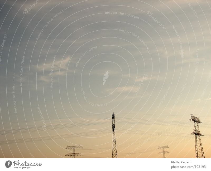 Mastanlage Elektrizität Strommast Sonnenuntergang Ferne Stromtransport Industrie Energiewirtschaft