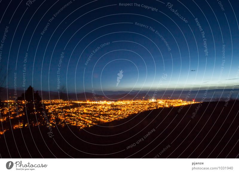 Bodø bei Nacht Tourismus Sightseeing Städtereise Berge u. Gebirge Natur Wolkenloser Himmel Nachthimmel Stern Horizont Sonnenaufgang Sonnenuntergang Sträucher