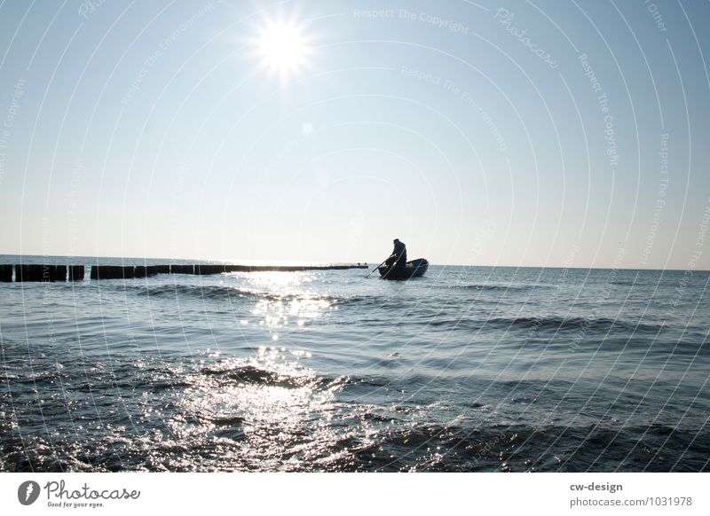 Der Fischer und sein Meer Boot Ruderboot See Wasser Wellen Mann männlich Natur Sommer Erholung Horizont Himmel Fischen Angler fangen Fluss Sport