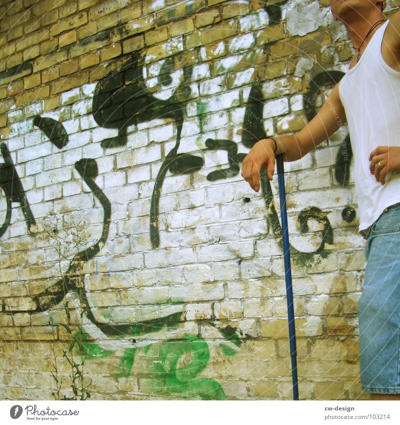 bobo blocksborg Beton dreckig Schriftzeichen Buchstaben Wort Symbole & Metaphern Kritzelei Wand grau schwarz braun gefährlich Verzweiflung Stadt Berlin-Mitte