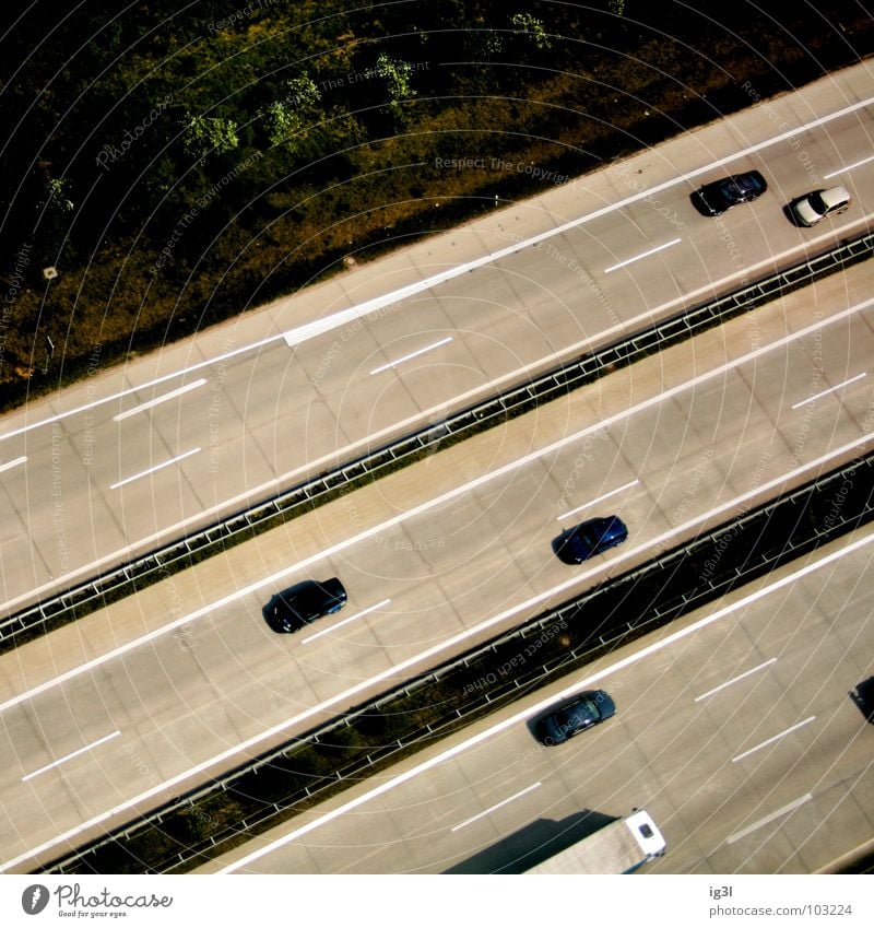 querverkehr Autobahn Fahrbahn parallel Verkehr mehrfarbig zielstrebig Vogelperspektive fahren Lastwagen winzig Abwechselnd Ferien & Urlaub & Reisen Smog