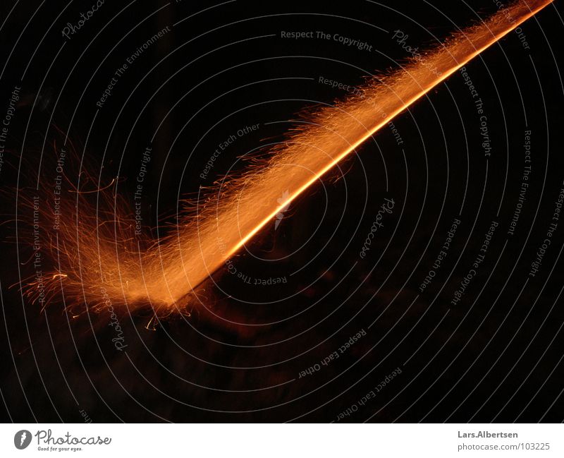Feuerwerk vor dem Feuerwerk Silvester u. Neujahr diagonal Schwanz Licht rot Nacht Beginn Brand orange