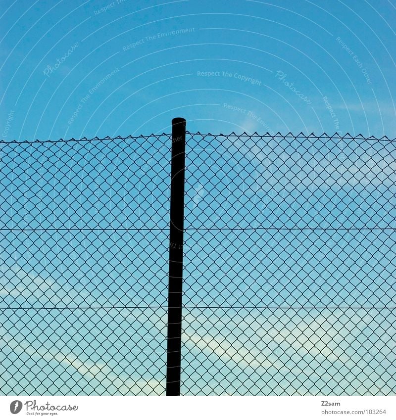 bolzplatz Sportplatz Zaun Stab Himmel Wolken einfach graphisch Maschendrahtzaun Schlaufe geflochten Vernetzung Freizeit & Hobby Pfosten blau sky Netz