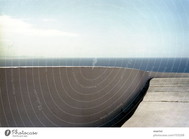 Am Ende der Welt Mauer weiß Platz Meer Sonne biegen geschlängelt Licht Spanien Kap Atlantik Sommer Wasser Europa Himmel Schatten Trennung Finisterre Cabo