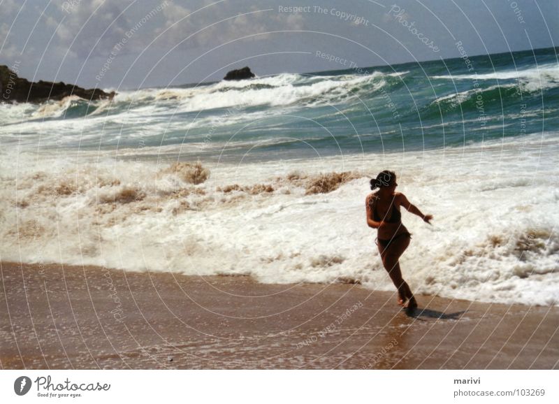 100% pures Adrenalin Meer Atlantik Wellen Gischt Strand Spanien grün Kap Frau flüchten Bikini Sommer Schaum springen Blick Naturgewalt Wolken weiß Freude Europa