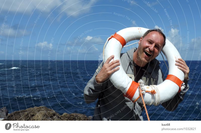 Hilfe maskulin Mann Erwachsene 1 Mensch Wasser Küste Meer Schwimmen & Baden lustig rund blau Freude Sicherheit Schutz Angst gefährlich Feigheit Abenteuer