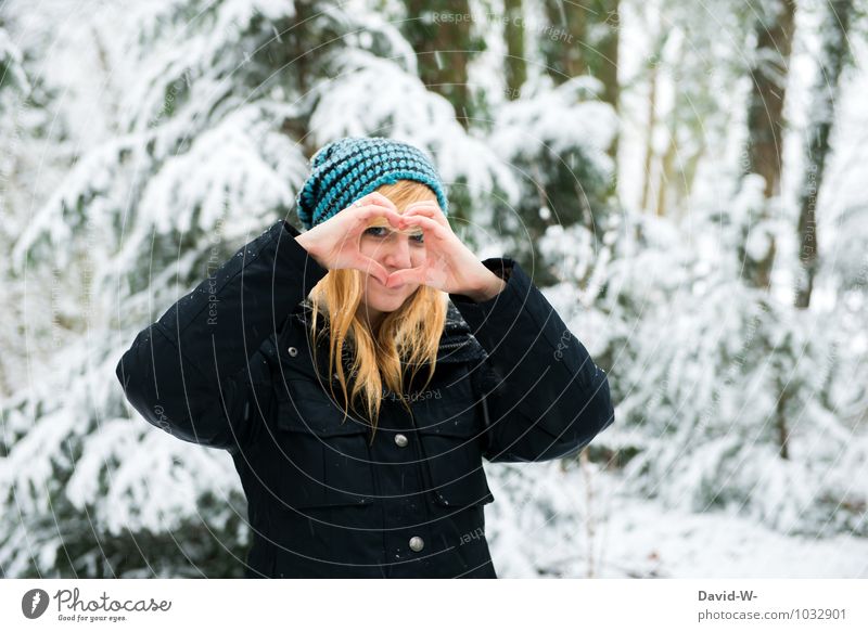 Ein Verschneiter Valentinstag schön Flirten feminin Junge Frau Jugendliche 1 Mensch Natur Winter Schnee Wald Zeichen Herz Lächeln Liebe Blick Fröhlichkeit Glück