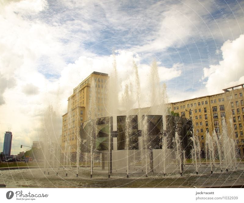 Retro Fontäne am Strausberger Platz Sightseeing Klassizismus Sozialismus DDR Ostalgie Wolken Friedrichshain Stadtzentrum Springbrunnen Sehenswürdigkeit