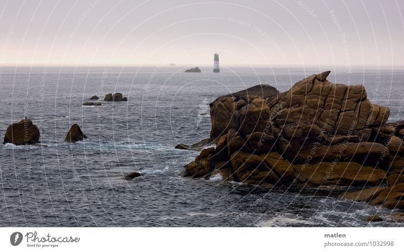 Leuchtturm im Meer Natur Landschaft Wasser Himmel Wolkenloser Himmel Horizont Sommer Wetter Schönes Wetter Felsen Küste Riff blau braun violett Farbfoto