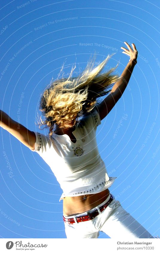 blauer himmel Himmel blond Bauch Piercing Frau sportlich weiß Verlauf Haare & Frisuren Gürtel Mensch