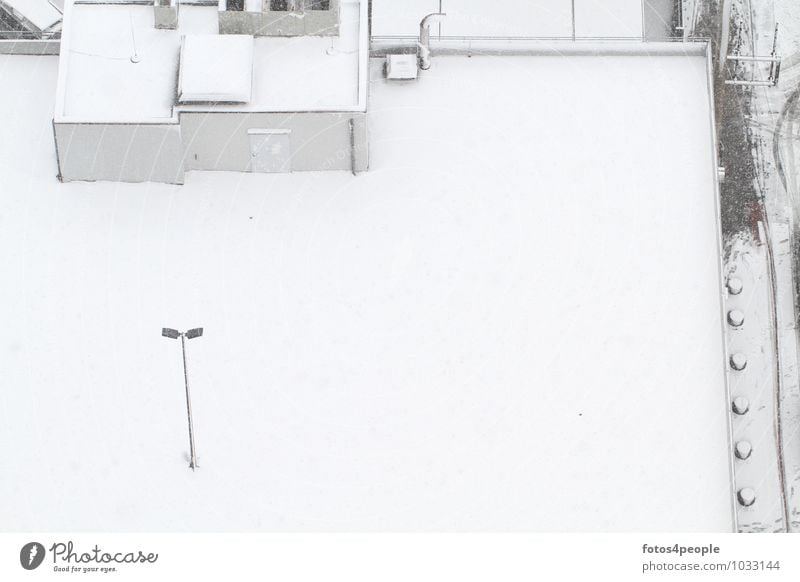 Ruhetag Winter Schnee Parkhaus Mauer Wand Tür Dach weiß Einsamkeit kalt ruhig Hausmeister Parkdeck Straßenbeleuchtung Ruhestand Textfreiraum rechts High Key