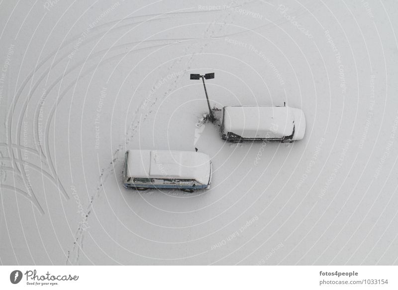 Stunde Null Winter Schnee Ruhestand Autofahren PKW ruhig bizarr Einsamkeit stagnierend Straßenbeleuchtung Reifenspuren Fußspur Schneedecke grau 3 2