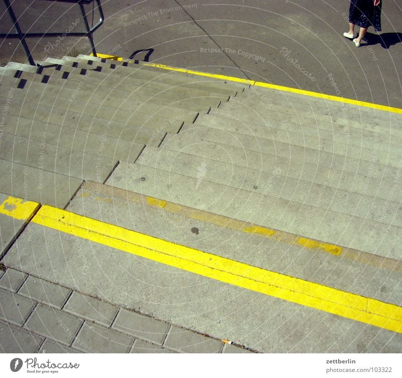 Treppe gelb Streifen Wade abwärts aufwärts aufsteigen Abstieg Niveau Etage Zugang signalgelb Fuge Detailaufnahme Frau Fuß Verschiedenheit Bahnhof Wege & Pfade