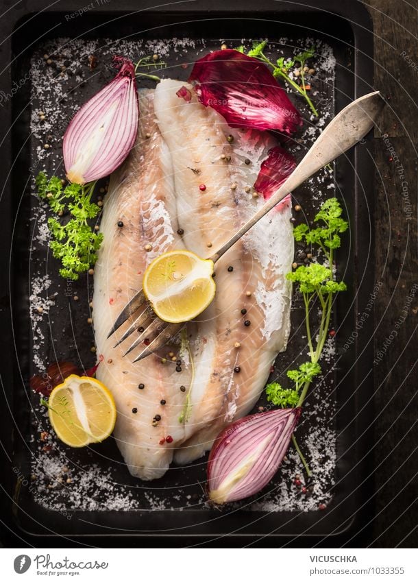 Fischfilet mit Zitrone und rote Zwiebel Lebensmittel Kräuter & Gewürze Öl Ernährung Mittagessen Festessen Bioprodukte Vegetarische Ernährung Diät Gabel Stil