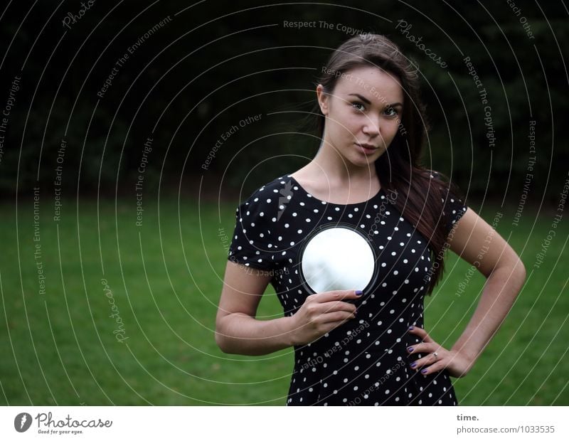 Frau mit Handspiegel elegant Stil Spiegel feminin Junge Frau Jugendliche 1 Mensch Park Wiese Kleid brünett langhaarig beobachten Blick stehen schön Freude