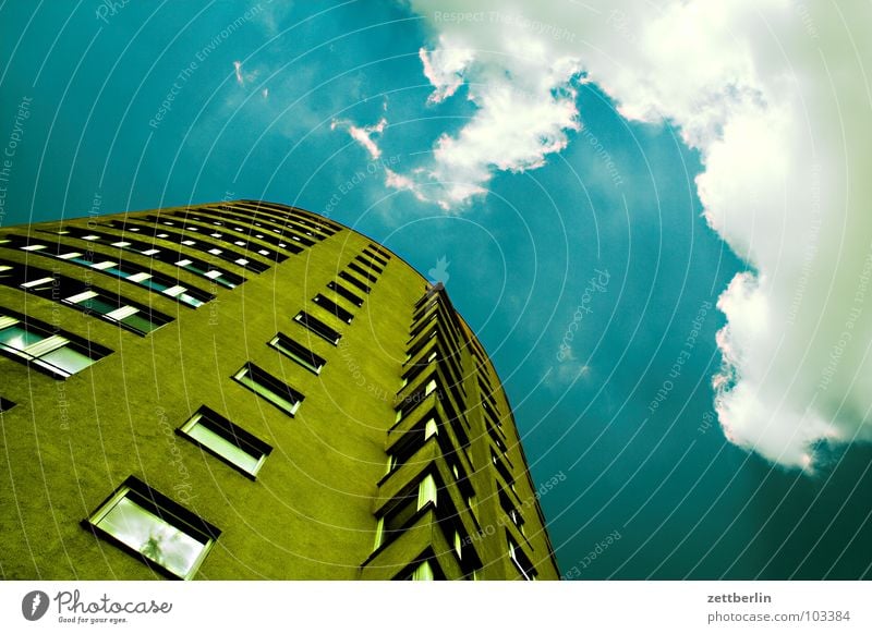 Wolkenkuckucksheim Haus Hochhaus Fenster Licht Mieter Vermieter Neubau Neubausiedlung Sozialer Brennpunkt Wunsch Sommer Froschperspektive Berlin Himmel