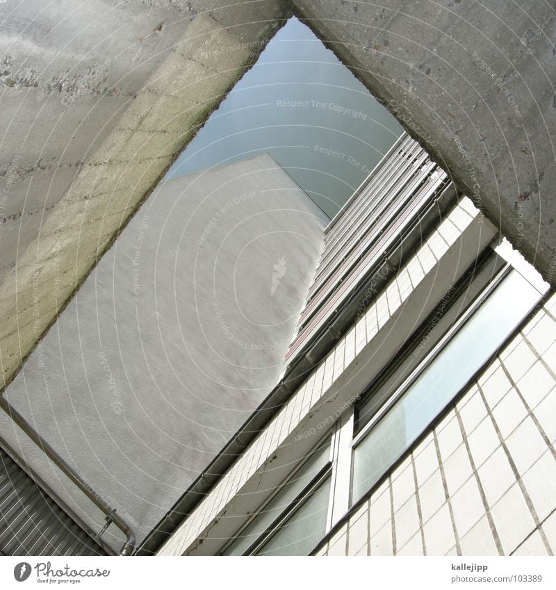 8 Hochhaus Balkon Fassade Fenster Wohnanlage Stadt rund Pastellton Beton Etage Selbstmörder Raum Mieter Leben live Ghetto Sozialer Brennpunkt Feuerleiter