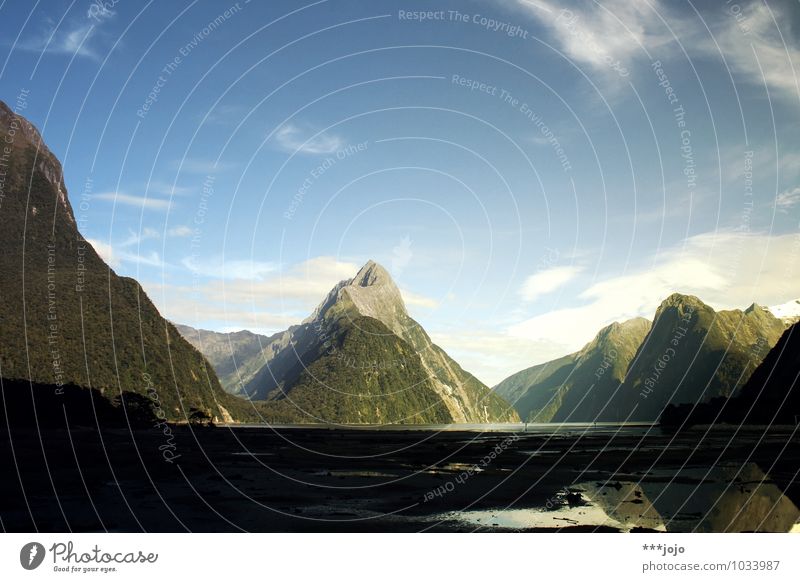 the sound of silence. Natur Landschaft Hügel Felsen Berge u. Gebirge Gipfel Küste Strand Bucht Fjord Meer Fluss Fernweh Milford Sound Neuseeland