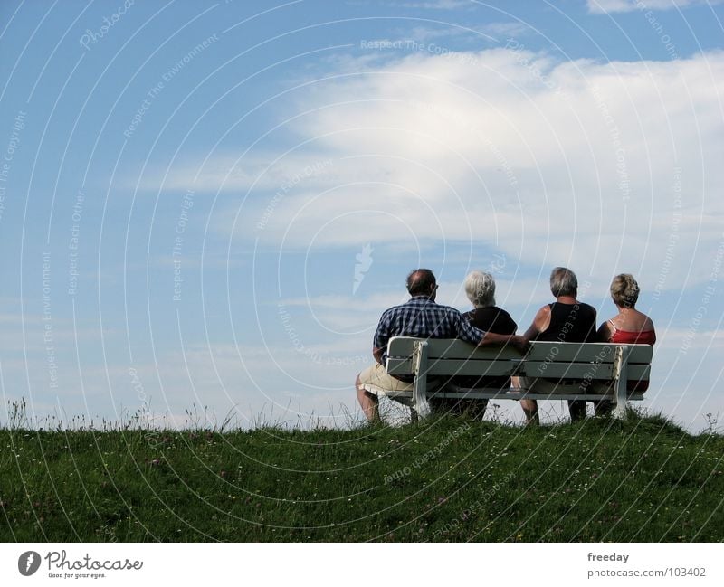 ::: Blick zurück nach vorn ::: Zukunft Vergangenheit Frau Mann Ehepaar Freundschaft Zusammensein Halt Wolken Deich Meer Strand Wiese Feld Götter träumen ruhig