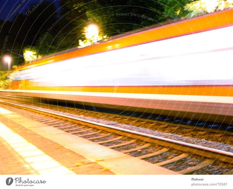 Zug um Zug 1 Eisenbahn Nacht Langzeitbelichtung Ferien & Urlaub & Reisen Gleise db Station kurze begegnung auf dem sprung