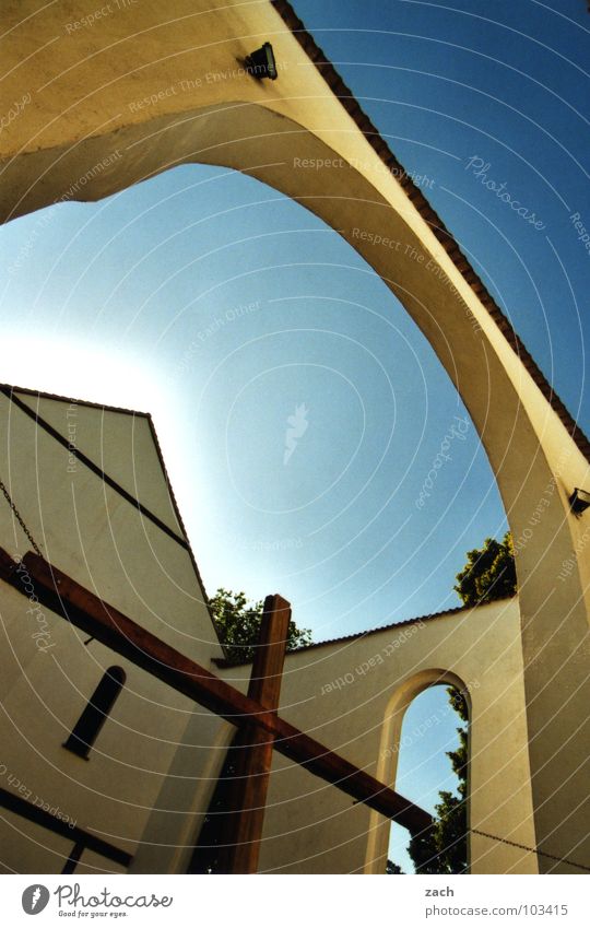 Kirche Religion & Glaube Gebet Kruzifix Götter Geistlicher Geborgenheit weiß Wand Dach Gotteshäuser Vertrauen Moral Rücken Päpste Pope blau Himmel Sonne