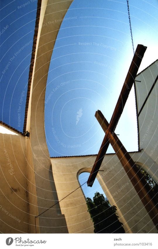 Kirche Religion & Glaube Gebet Kruzifix Götter Geistlicher weiß Wand Dach Gotteshäuser Vertrauen Moral Rücken Päpste Pope blau Himmel Sonne Klarheit Schatten