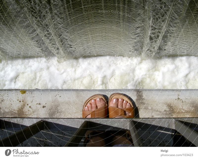 Füße waschen...!?!?! Schuhe Sandale stehen Zehen Nagel lackiert Nagellack Rauschen Verkehrsstau Schaum nass fallen Am Rand Sommer grau weiß braun rosa Wasser