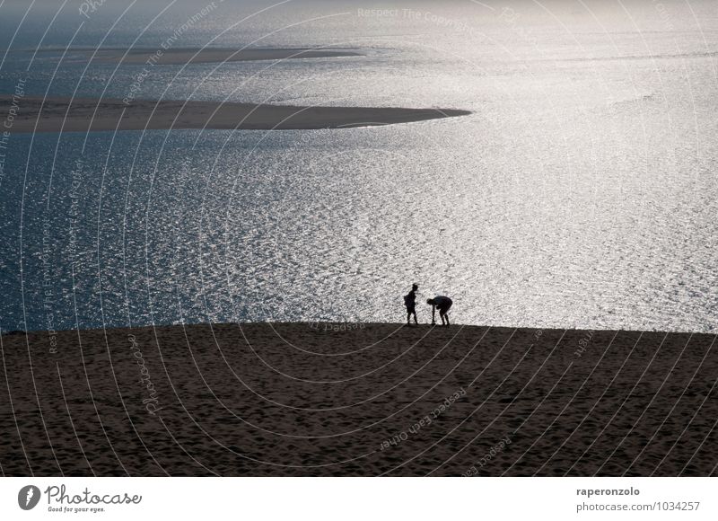 Lass uns gehen Ferien & Urlaub & Reisen Ferne Freiheit Sommer Strand Meer Mensch Paar 2 Sandbank Erholung grau Zusammensein Romantik schön aufbrechen Silhouette