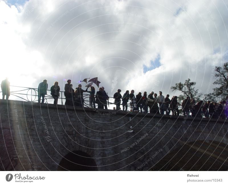 fliegende kisten Weimar Wolken Silhouette Menschengruppe Brücke sternbrücke erstsemester flugboote Sonne Schatten Profil