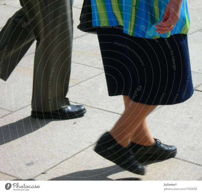 old walking Zusammensein gehen Schuhe Hose mehrfarbig Hand Bekleidung Verkehrswege alt maschieren Straße Kopfsteinpflaster Markt