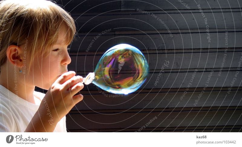 Seifenblase rund blasen Regenbogen Fröhlichkeit mehrfarbig Luft schwarz Laune Hintergrundbild Holz Spielen Aktion Lauge Mädchen blond Jugendliche Kind