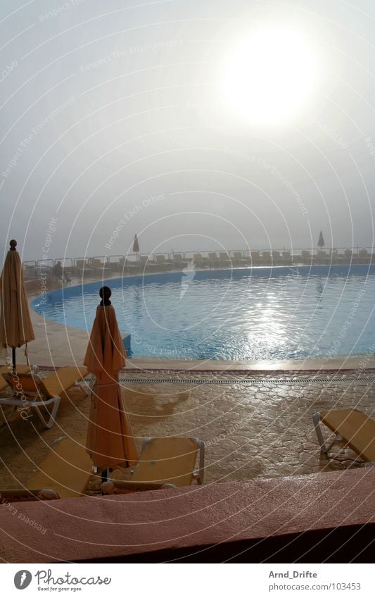 Nebelurlaub Meer Küste Pfütze Stein Morgennebel Schwimmbad Sonnenschirm Sommer Strand Wasser Himmel Seil liegen