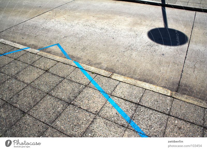 Blauer Winkel Bürgersteig Fuge Unsinn Bordsteinkante abbiegen Diagramm veranschaulichen deuten Horoskop Verkehrsschild Verkehrswege Schilder & Markierungen